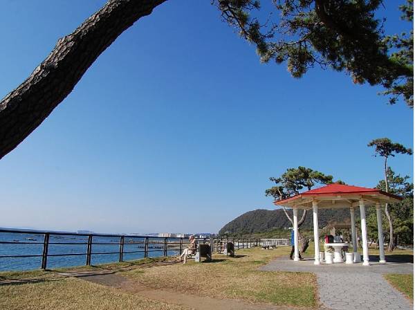 海を見ながらお散歩を楽しめる葉山公園も徒歩５分(約400ｍ)