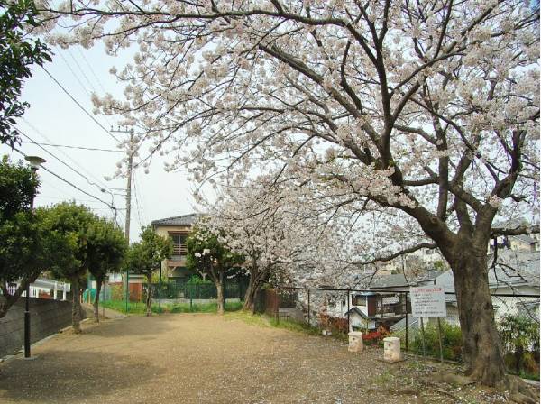 腰越さる公園まで徒歩6分（約450m）