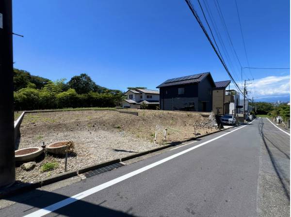 前面道路も広々としており駐車もしやすそうですね♪