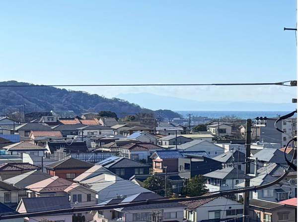 2階からの眺め。空気が澄んだ日には、もっとくっきり見えると思います。