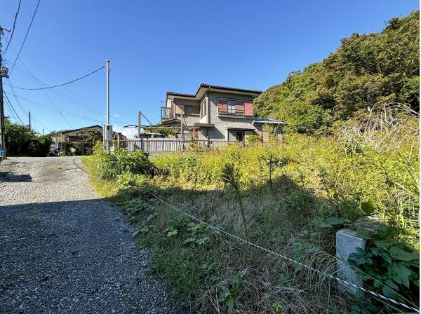 前面道路は行き止まりにつき車の侵入が少なく静かです