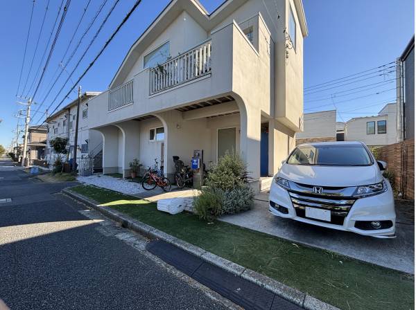 カースペースもゆったり。大きな車でもアプローチ可能です