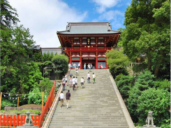 鶴岡八幡宮　約250ｍ