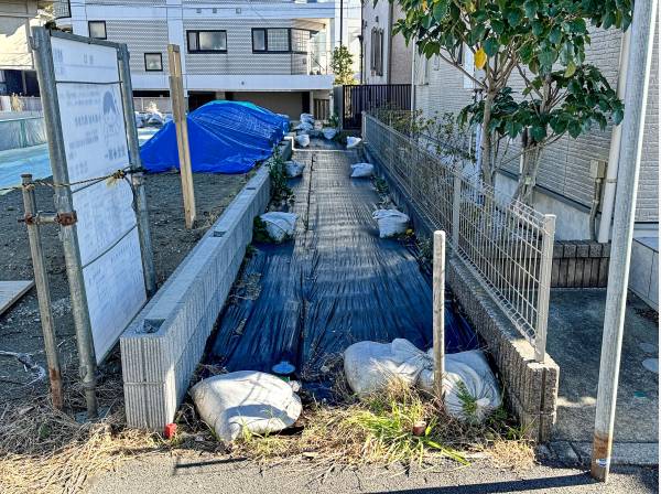 西側道路にも接道しており、徒歩や自転車ならどちらからでも出入り可能です