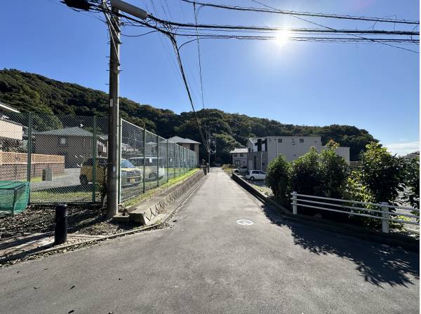 前面道路も広く開放感あります