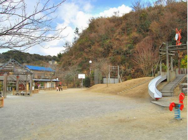 アザリエ南公園まで徒歩2分（約120ｍ）