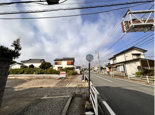 現地前面道路は車の通りも多すぎず、潮風が香ります。