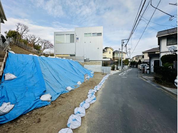 前面道路は幅員約4.1mございますので、お車の駐車も楽々ですね