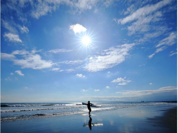 目の前の鵠沼海岸はサーフィンの拠点にもオススメ！(約40ｍ)