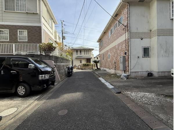 車の往来が少ない前面道路