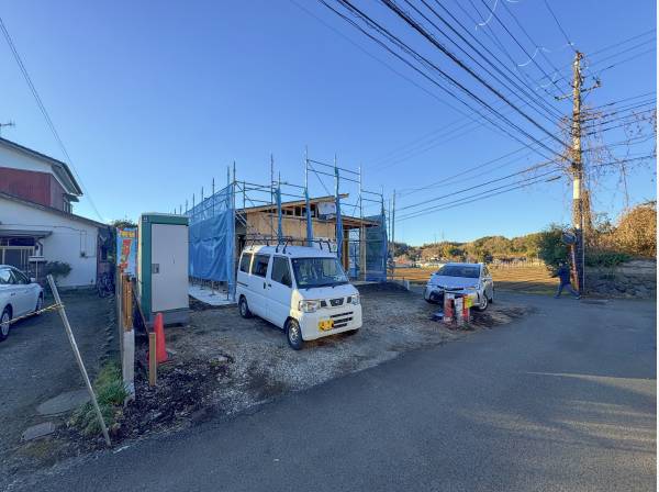 東側道路から。敷地の広さがよく分かります。