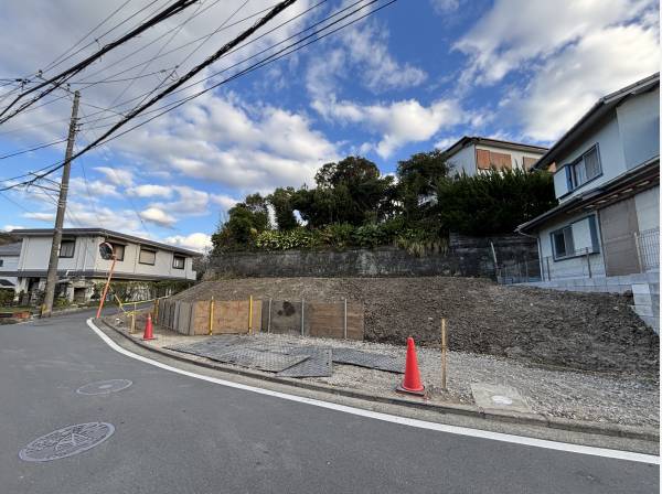 道路面より１段高い土地は、眺望はもちろんプライベート感にも優れます