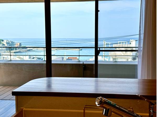 海の景色を愉しみながらお料理が出来ます♪