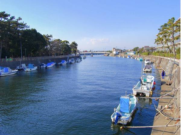 休日には穏やかな境川沿いをお散歩するのも良いですね(約220ｍ)

