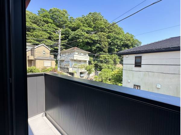 緑豊かな閑静な住宅街にございます