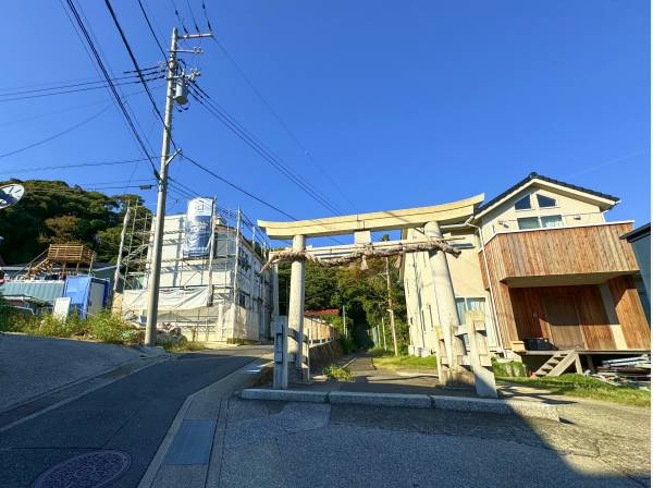 十二所神社の立派な鳥居と参道のお隣。なにやら有難みも感じますね。