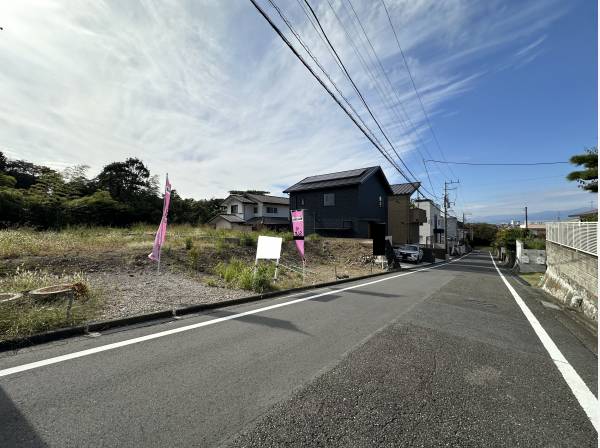 前面道路も広々開放的な立地です！