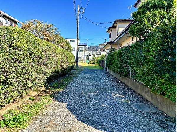 敷地の通路部分。ちょっとした道路程の広さがございます