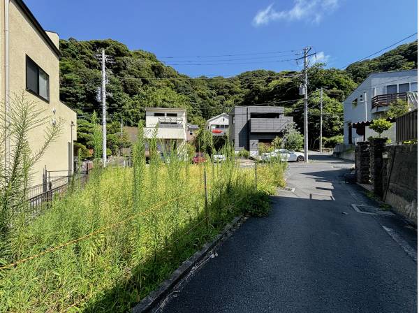 前面道路は車通りも少なく静かで落ち着いています