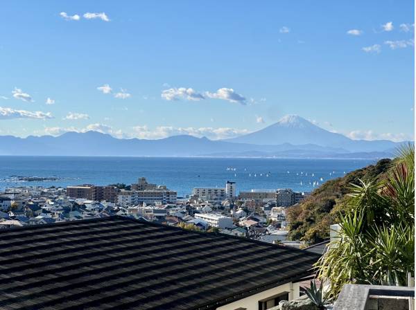 相模湾と富士山を一望する景色。