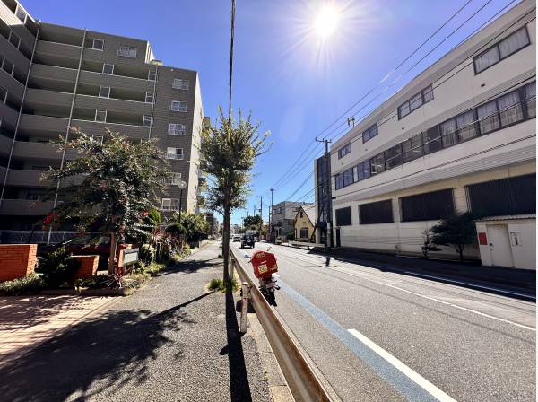 前面道路は常にサーファーが行き交います。