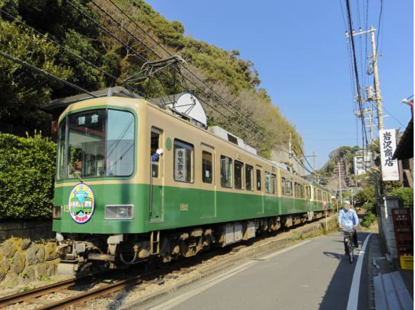 江ノ電が土地の隣をコトコト走ります