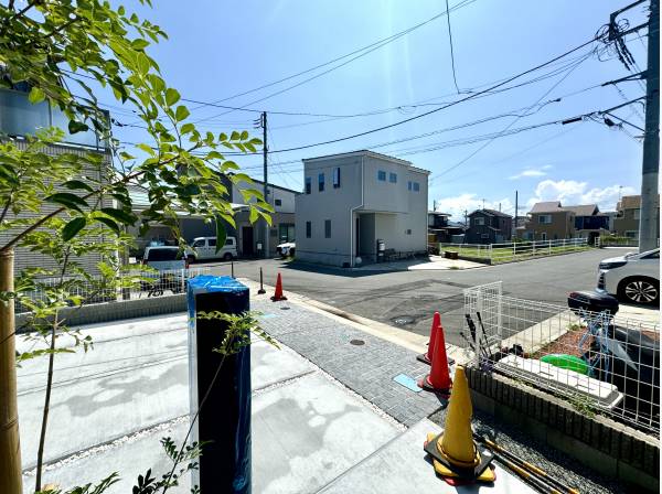 周囲は道路も広く落ち着いた住環境