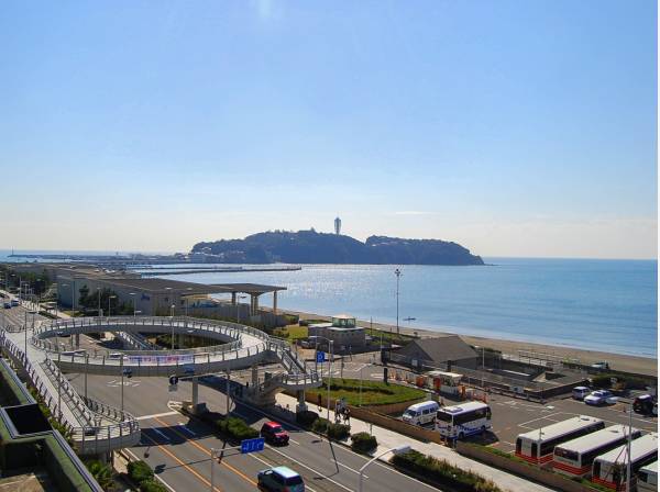 観光客で賑わう江ノ島や水族館へも徒歩圏内で行かれる立地