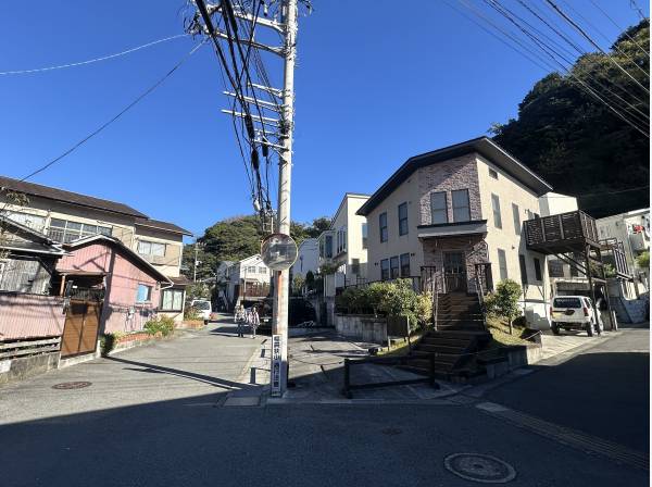 前面道路も広く、大きな車でのアプローチも安心