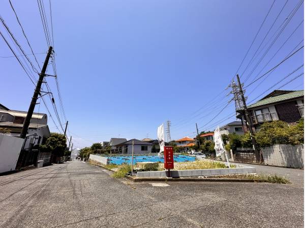 青空のもとに相模湾と富士山を望む。