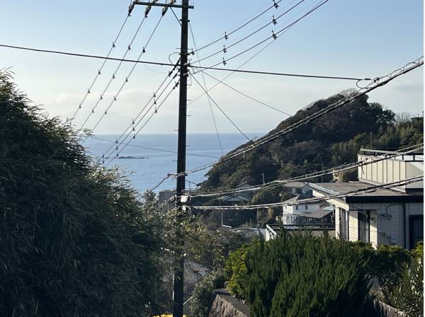 敷地から海を見ています