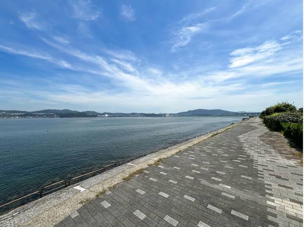 近くには海沿いの遊歩道があるのでお散歩も愉しめます