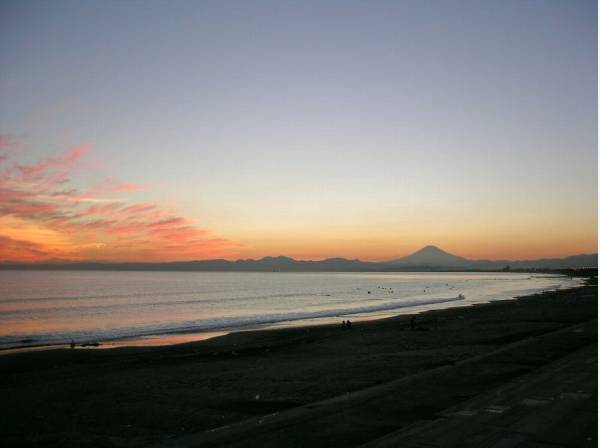 サンセットと富士山　鵠沼海岸から