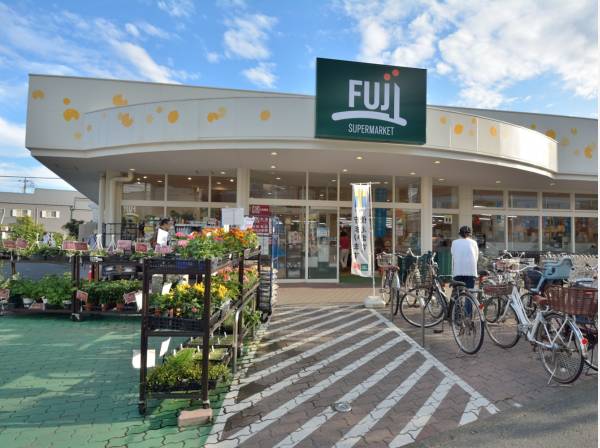 ＦＵＪＩ松が岡店まで徒歩9分(約600ｍ)