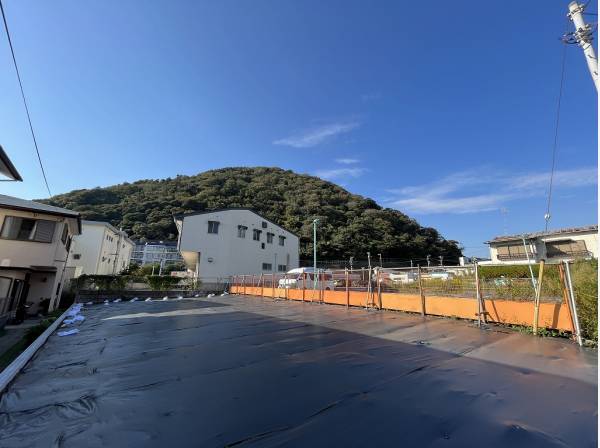 広い敷地面積に加え、周囲には高い建物がなく開放感に優れます