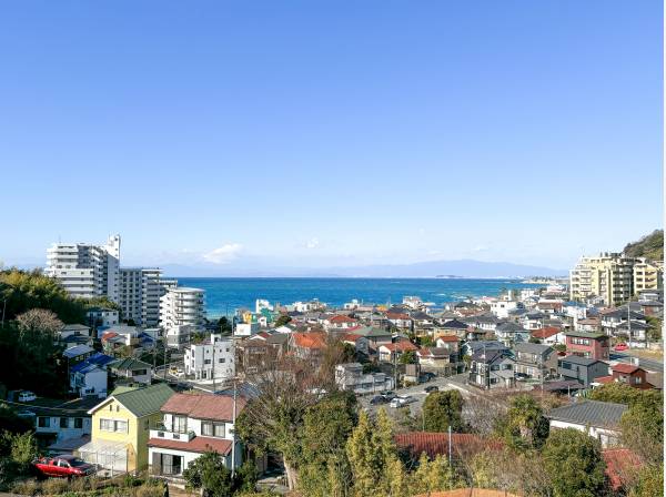 海、富士山、江の島を望みます。