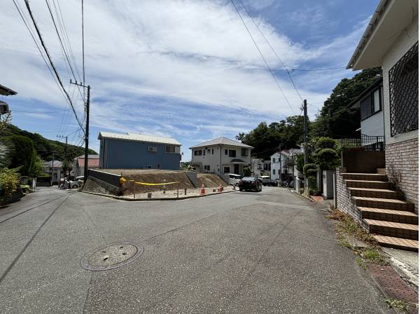 道路もしっかりと整備された整然とした街並み。大きな車をお持ちの方にも