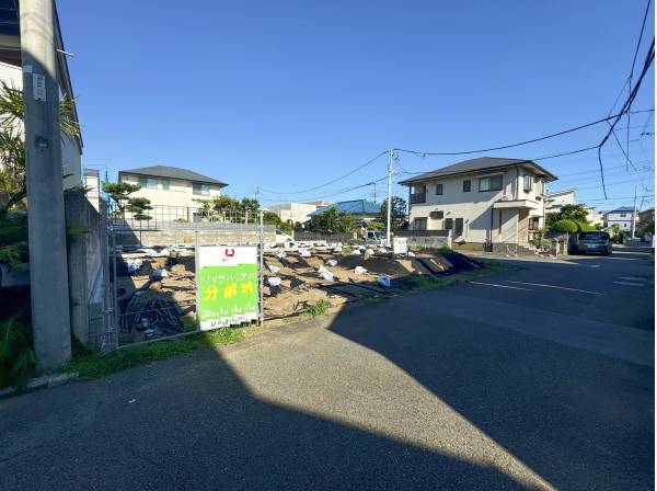 面する道路はどちらも充分な広さがあり運転も安心です。