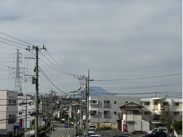 肉眼ではより大きく富士山を望みます