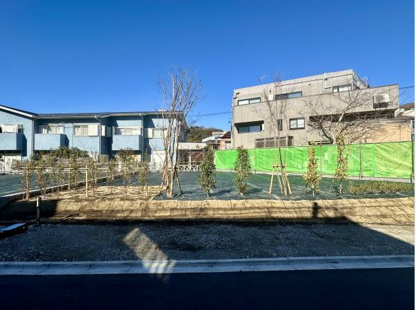 駅近でありながら路地裏沿いの静けさ感じる立地です。