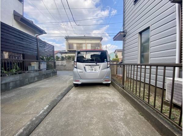 カースペースはこちら。大きいサイズの車は難しいですね。