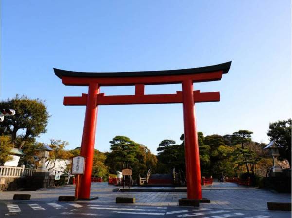 鶴岡八幡宮　徒歩5分（約４００ｍ）