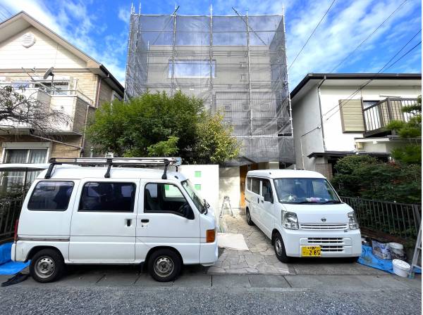 南道路に面したロケーション。カースペースは2台分。