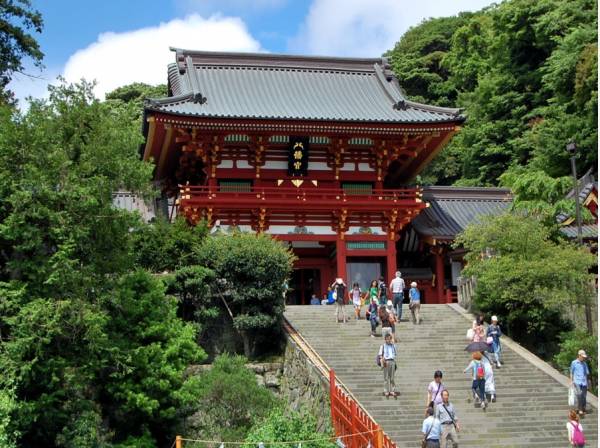 鶴岡八幡宮　約500ｍ