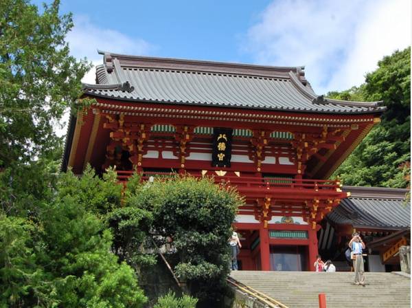 鶴岡八幡宮まで徒歩3分（約220m）