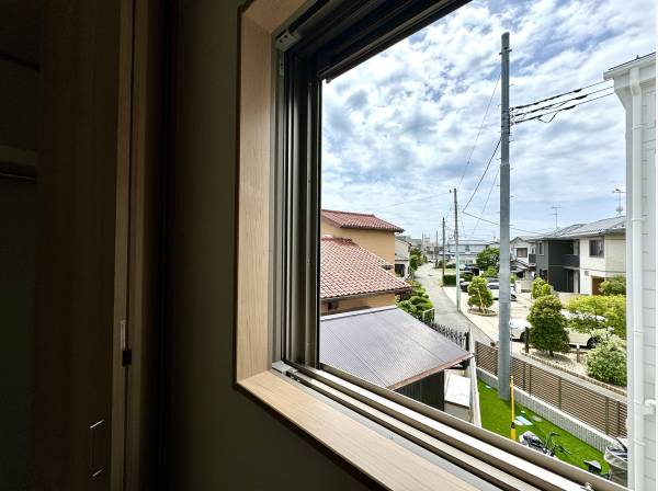 隣地は空間が開いており気持ちの良い風が通ります