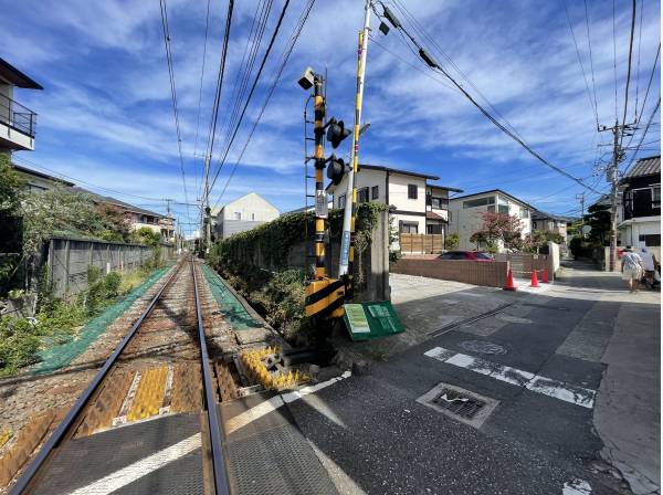 道路向いは線路となっており、車窓から見える視覚効果も高い土地