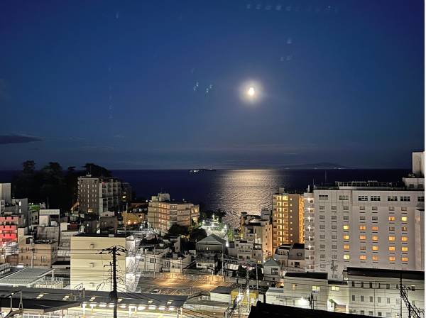 月夜の海と夜景も格別です