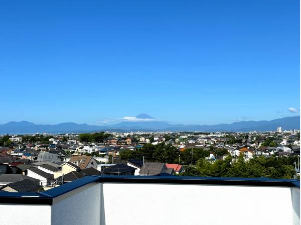 ルーフバルコニーからは富士山と江ノ島も望めます。花火大会も楽しめます