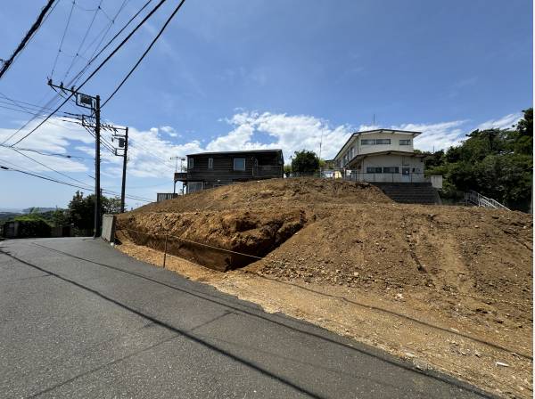 道路より一段上がった陽あたり良好な敷地。